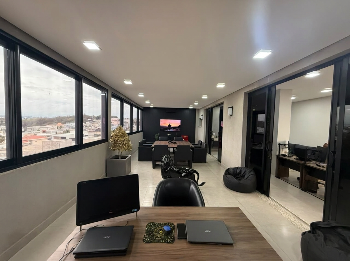 Espaço corporativo da Unique Prime Capital com sala de reunião e estações de trabalho